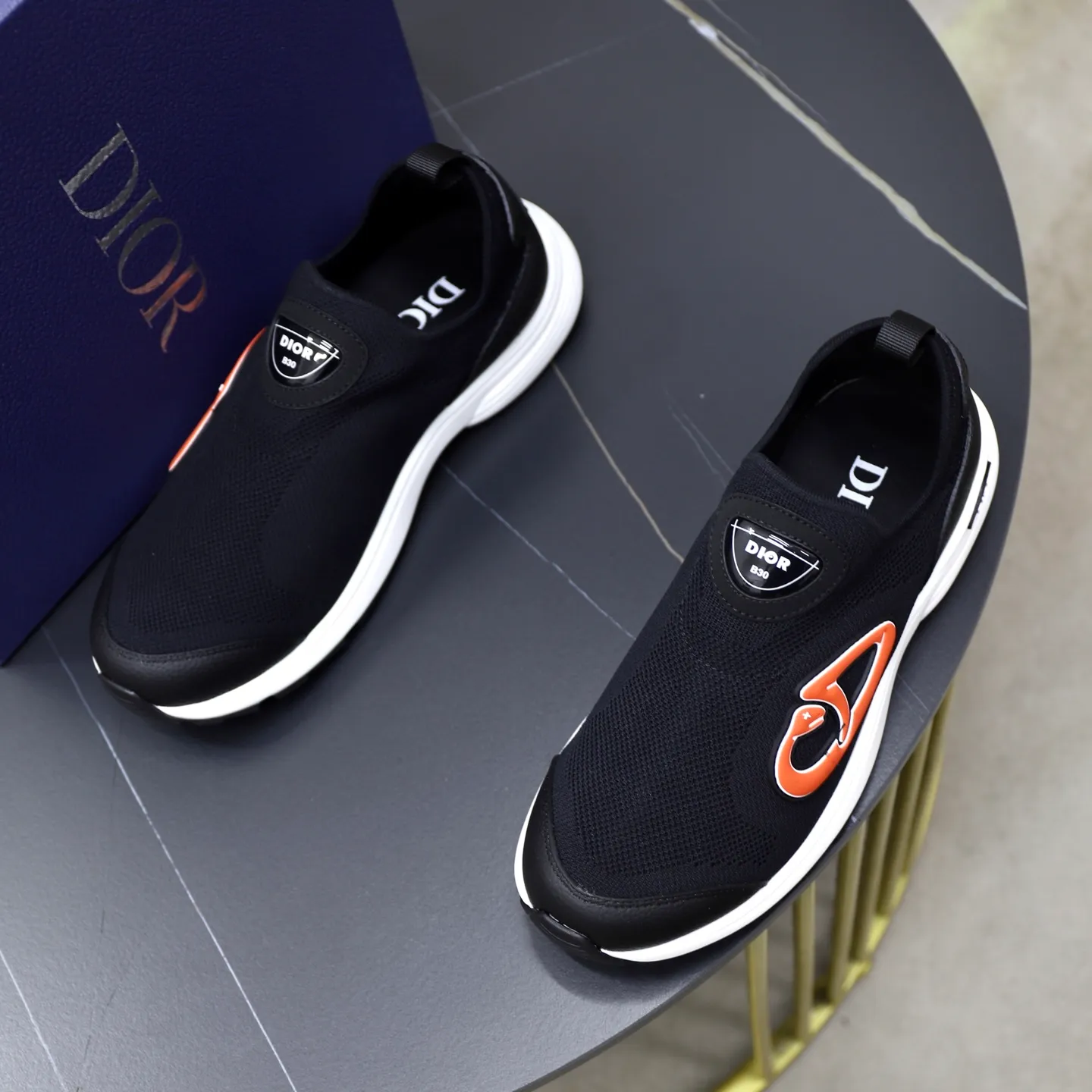 Ex-factory price: 520💰Dior B30’s latest hot model is shipped, the original version is made 1:1 ▪️ Fabric: Original customized fly woven ▪️ Lining: Imported breathable mesh ▪️ Sole: Original molded non-slip outsole ▪️ Size: 38-45 (45 is custom-made and cannot be returned)